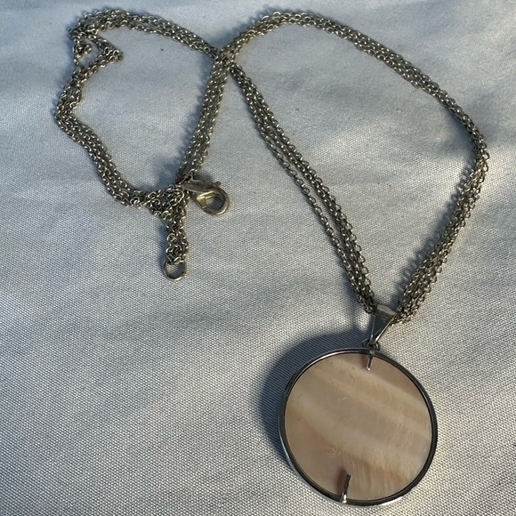 Silvertone and mother of pearl Mom necklace - Picture 4 of 9
